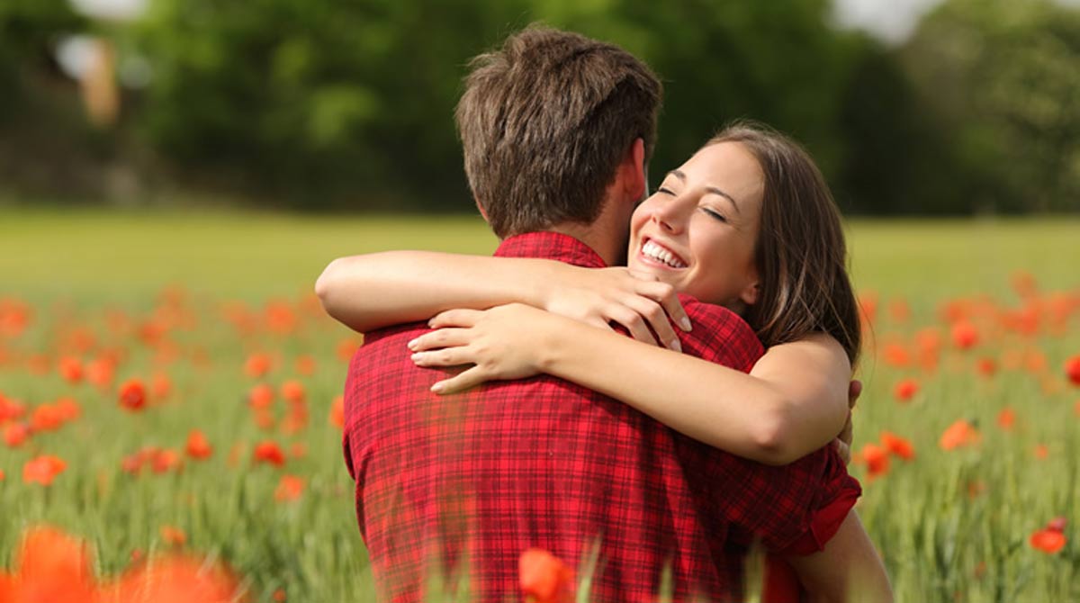 abbracciare persone distanziamento sociale